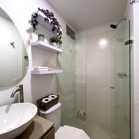 Cozy And Close To The Airport