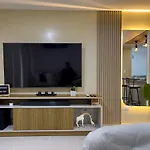 Cozy And Close To The Airport